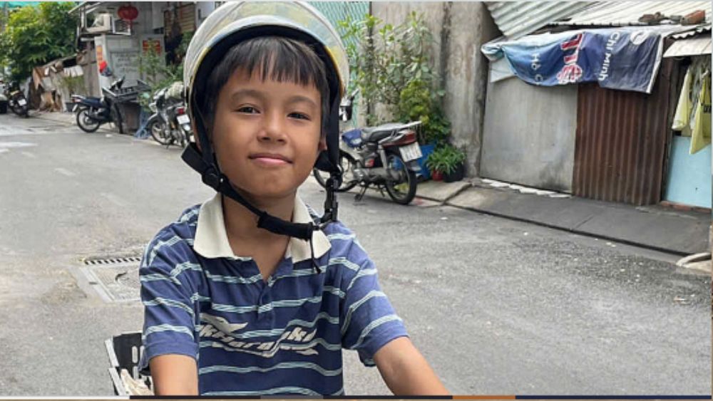Cậu bé bán trứng dạo ở TP HCM gây sốt với màn rao bằng thơ