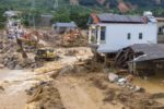 Người phụ nữ thoát lũ trong gang tấc sau cuộc gọi nghẹn ngào cho gia đình