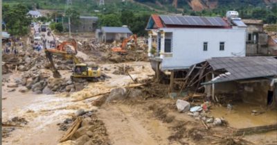 Người phụ nữ thoát lũ trong gang tấc sau cuộc gọi nghẹn ngào cho gia đình