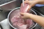 Rửa thịt sống trước khi nấu: Thói quen quen thuộc nhưng tiềm ẩn nguy cơ phát tán vi khuẩn
