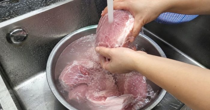 Sai lầm khi rửa thịt sống trước khi nấu