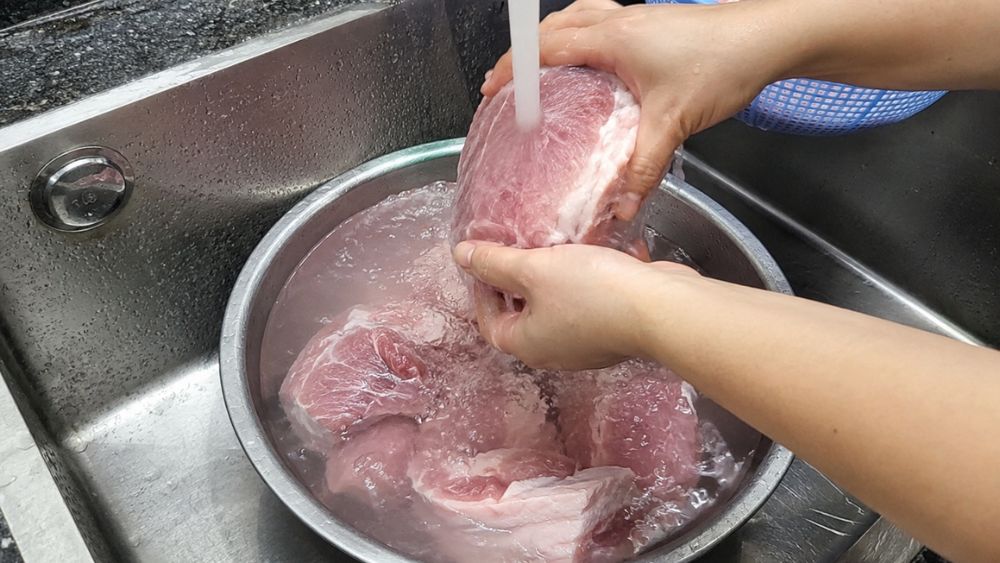 Sai lầm khi rửa thịt sống trước khi nấu
