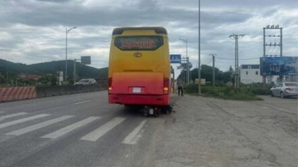 Hai mẹ con thương vong do xe khách lùi cán qua ở Thanh Hóa