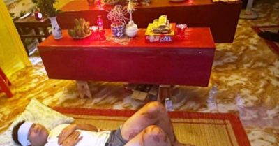 Người đàn ông đau đớn tiễn vợ và hai con sau trận lũ quét kinh hoàng ở Lai Châu