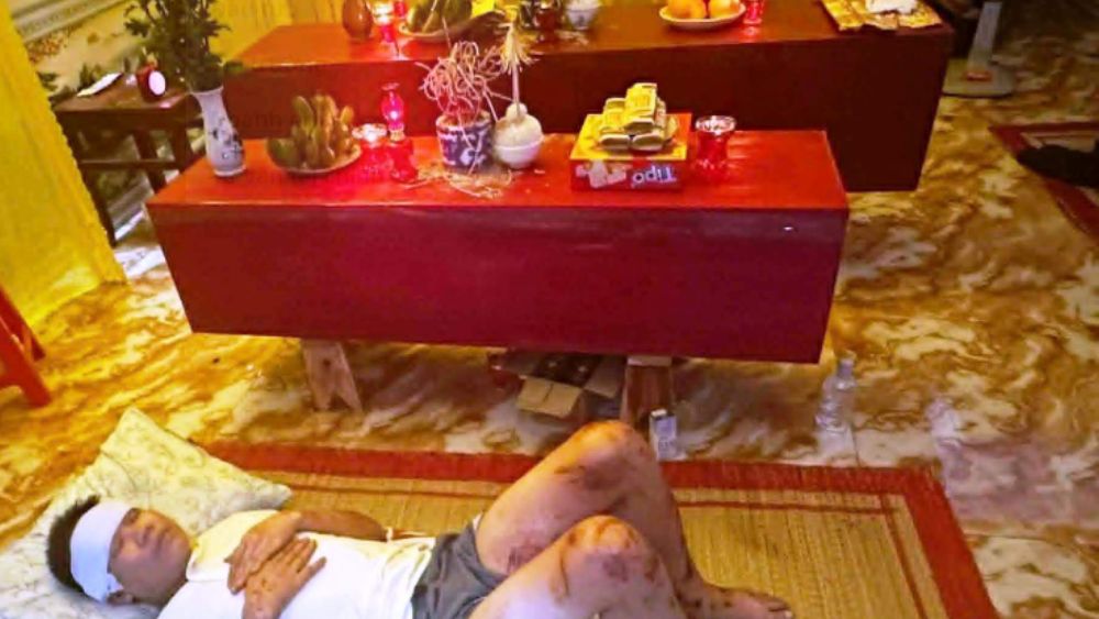 Người chồng bên linh cữu vợ con sau lũ quét Lai Châu