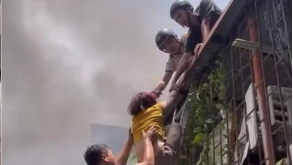 Hà Nội: Giải cứu 3 người mắc kẹt trong vụ cháy nhà cao tầng