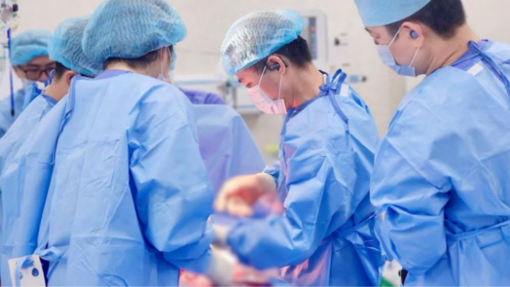 em bé khỏe mạnh vượt bệnh di truyền