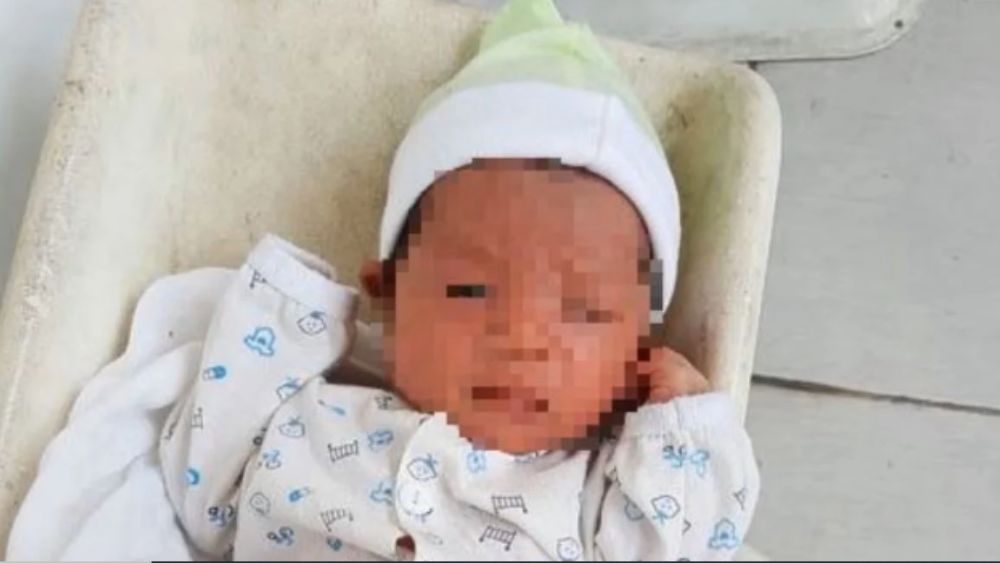 Bé gái bị bỏ rơi trước cổng nhà dân ở Nghệ An