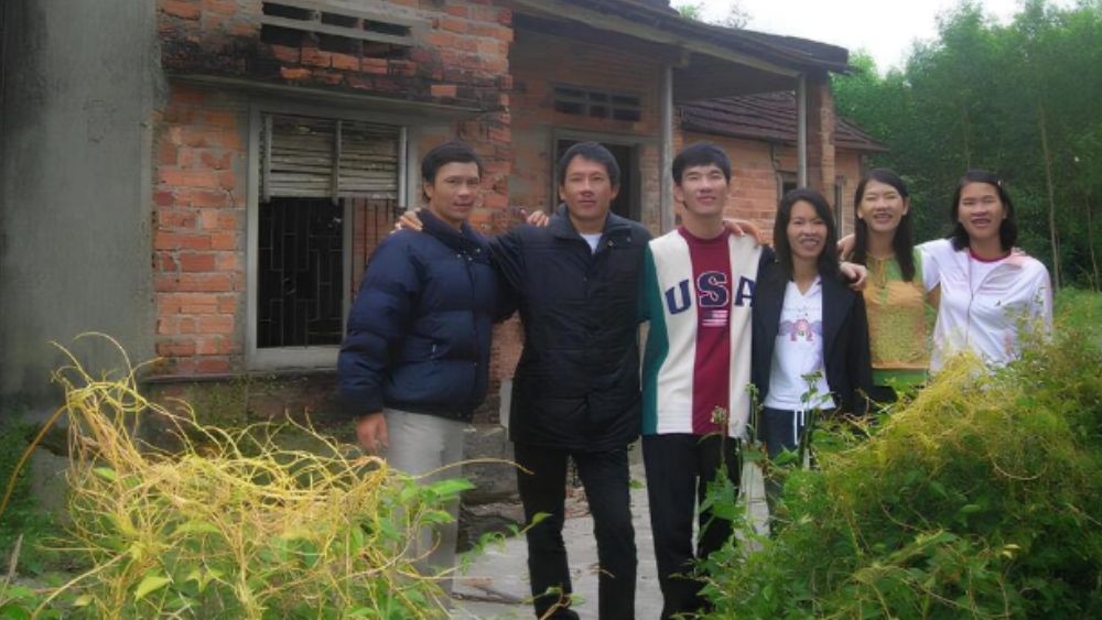 Vợ chồng nghèo nhất xóm núi nuôi 8 con thành tài