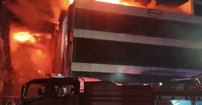 Cháy lớn tại nhà kho trong khu công nghiệp ở Thanh Hóa, nhiều xe cứu hỏa được điều động