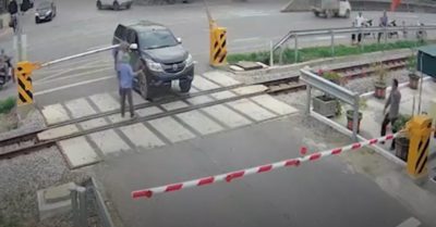 Nữ tài xế ở Nghệ An bị phạt 19 triệu đồng vì liều lĩnh vượt gác chắn đường sắt