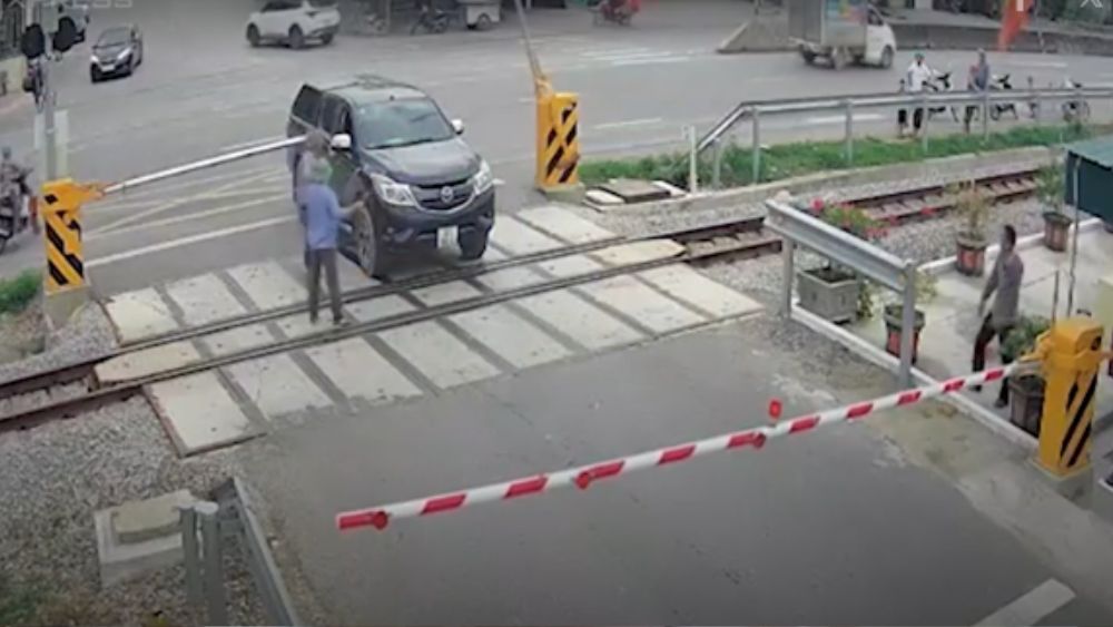 Tài xế bị phạt 19 triệu vì cố vượt gác chắn đường sắt