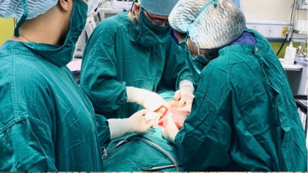 Lựa chọn sinh tử của mẹ hiếm muộn mang tam thai