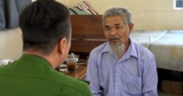 Nghi phạm Lê Thành Phong làm việc với công an sau vụ án đâm bạn tử vong vì mâu thuẫn liên quan đến lời xúc phạm mẹ.