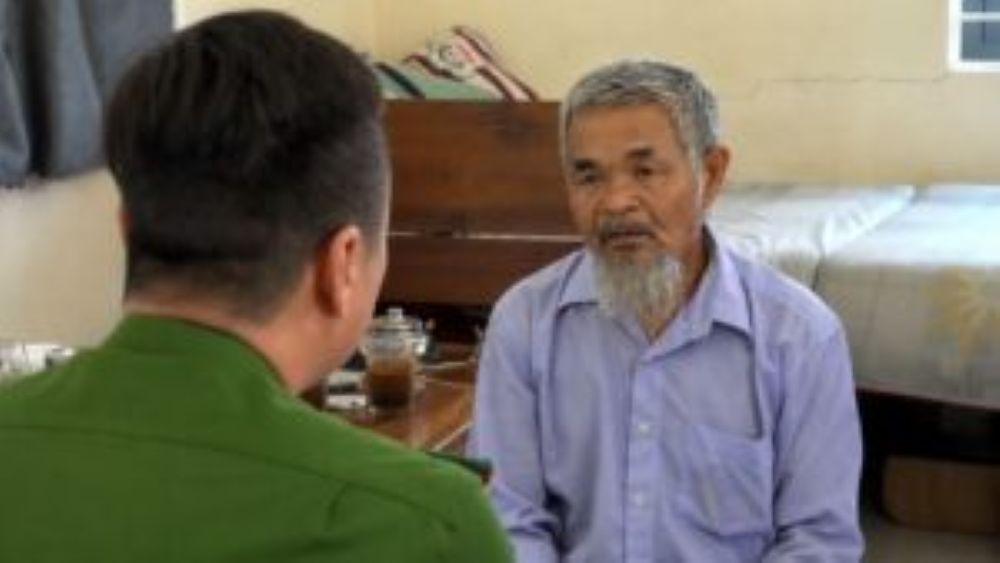 Nghi phạm Lê Thành Phong làm việc với công an sau vụ án đâm bạn tử vong vì mâu thuẫn liên quan đến lời xúc phạm mẹ.