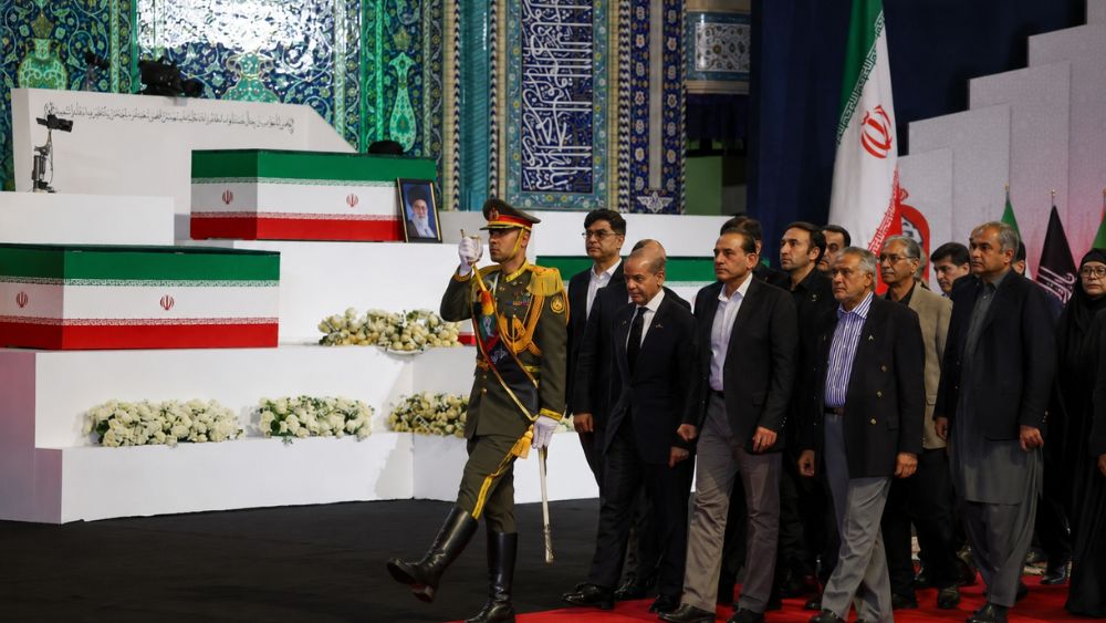 Linh cữu cố Lãnh tụ Tối cao Iran được quàn tại Tehran trước lễ quốc tang lịch sử, thu hút sự quan tâm của dư luận quốc tế.