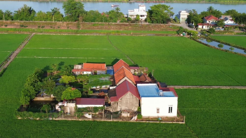 Bức ảnh xóm đạo ở Ninh Bình gây sốt với hơn 15.000 lượt thả tim, khơi gợi ký ức quê nhà và thu hút cộng đồng mạng.