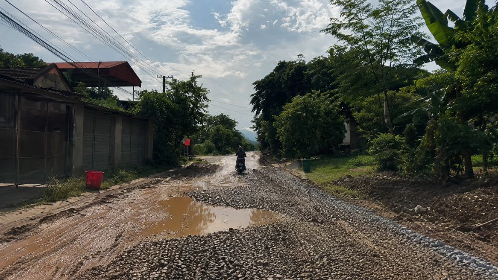 Thi công đường tỉnh 523B gây bụi, lầy lội và tiềm ẩn nguy cơ tai nạn, người dân Thanh Hóa mong sớm hoàn thành dự án.