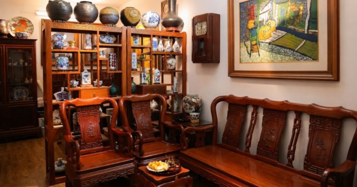 Khám phá căn nhà tập thể 50m² của NSND Hồng Tuấn với bộ sưu tập hàng nghìn ấm chén gốm sứ cổ độc đáo, lưu giữ suốt hơn 30 năm.