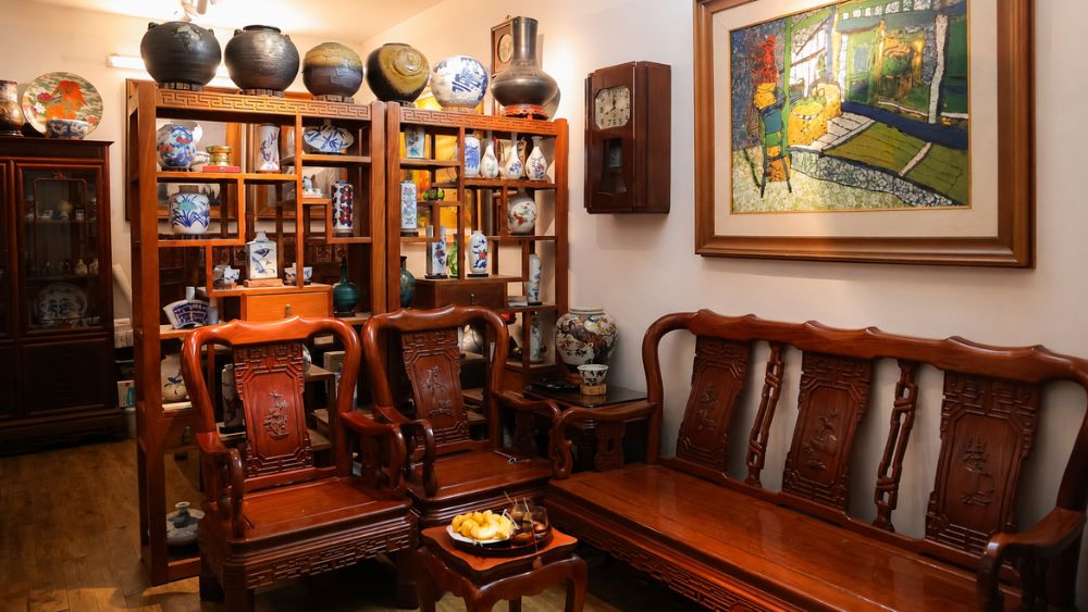 Khám phá căn nhà tập thể 50m² của NSND Hồng Tuấn với bộ sưu tập hàng nghìn ấm chén gốm sứ cổ độc đáo, lưu giữ suốt hơn 30 năm.
