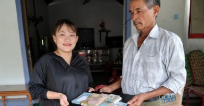 Ông Lưu Văn Biên ở xã Vĩnh Linh nhặt túi chứa gần 75 triệu đồng, trình báo công an trả lại