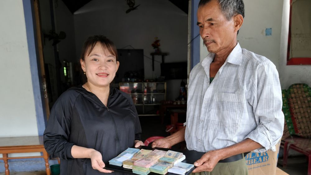 Người đàn ông ở Quảng Trị nhặt được gần 75 triệu đồng và máy tính xách tay, chủ động trả lại người mất, từ chối nhận hậu tạ.