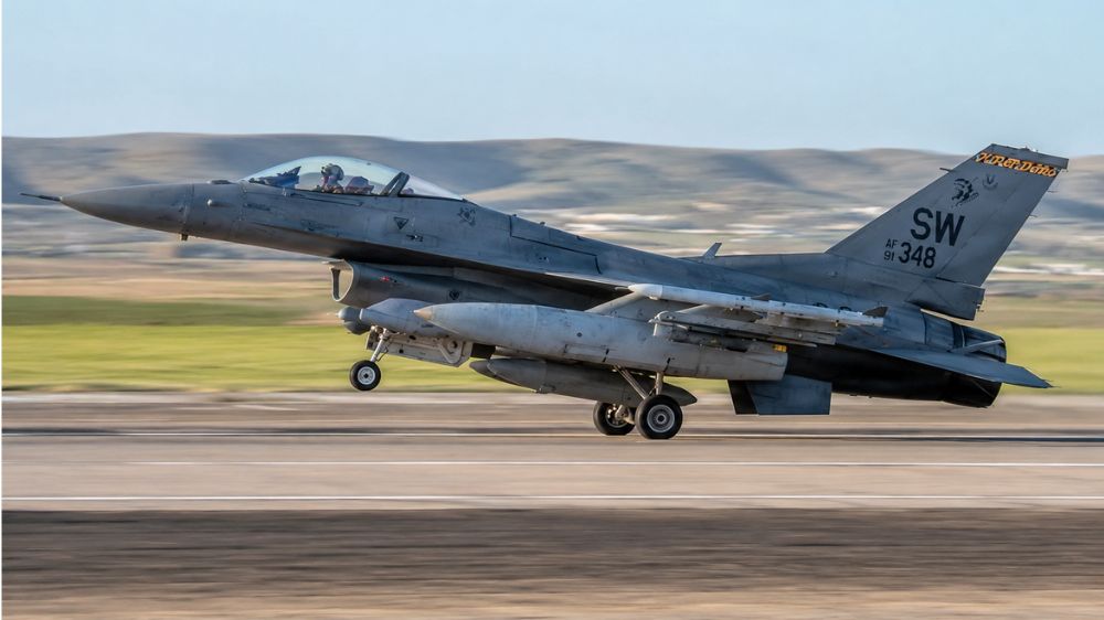Mỹ điều thêm tiêm kích F-16 tới Trung Đông giữa căng thẳng với Iran, trong khi lãnh tụ tối cao Iran lên tiếng về tình hình khu vực.