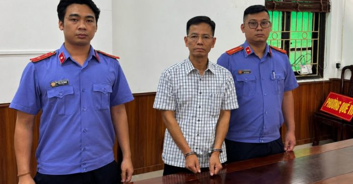 Bắt tạm giam nguyên thẩm phán TAND TP Hà Nội Nguyễn Đăng Phong để điều tra vụ án, tìm hiểu diễn biến và thông tin mới nhất.