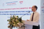 Vi khuẩn kháng thuốc vượt trước, kháng sinh mới chưa theo kịp
