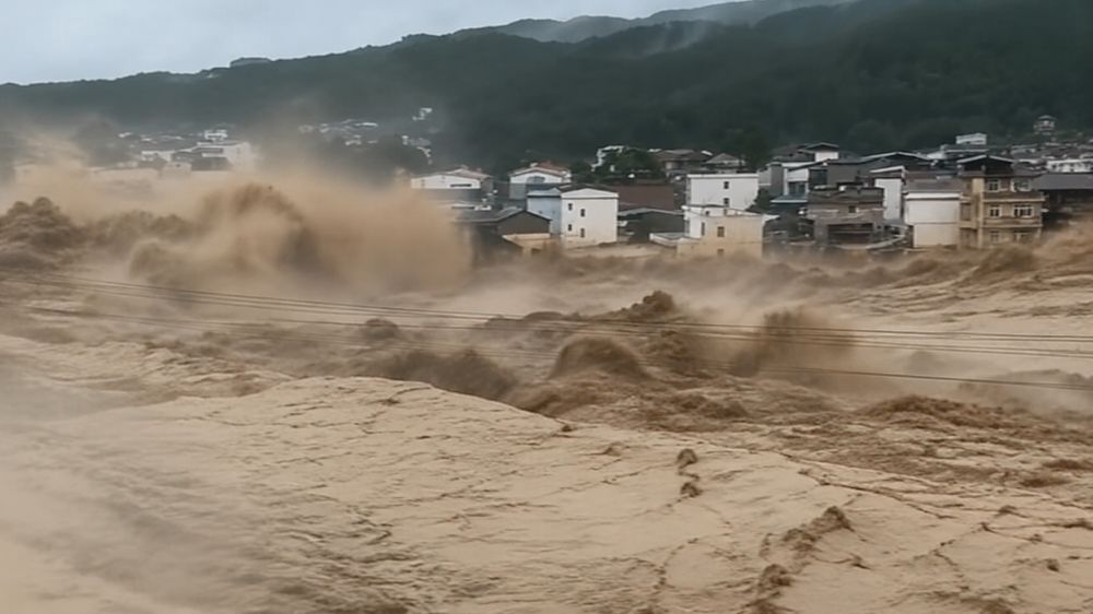 Mưa lớn sau bão Maysak làm vỡ đập một hồ chứa ở miền nam Trung Quốc, nhiều hồ khác báo động đỏ, chính quyền khẩn cấp sơ tán dân.
