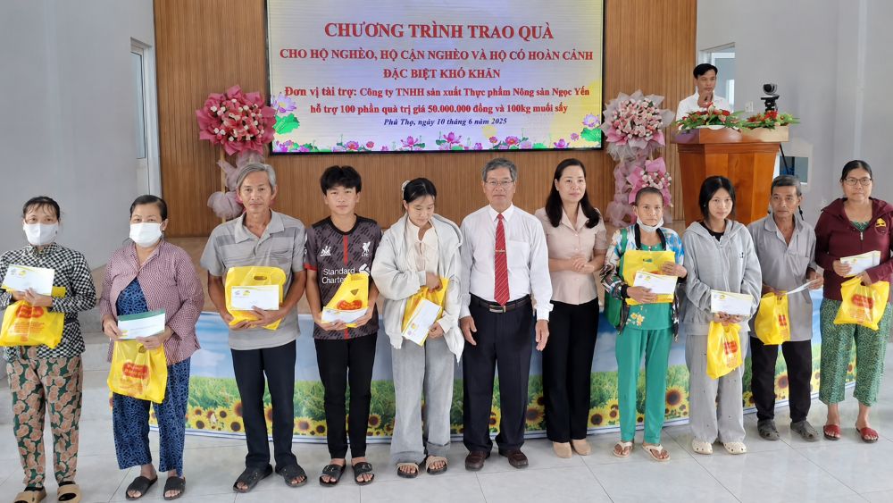 Ông chủ muối sấy Ba Bé dành hàng chục tỉ đồng hỗ trợ người nghèo bằng những chương trình trao quà ý nghĩa, lan tỏa tinh thần sẻ chia.