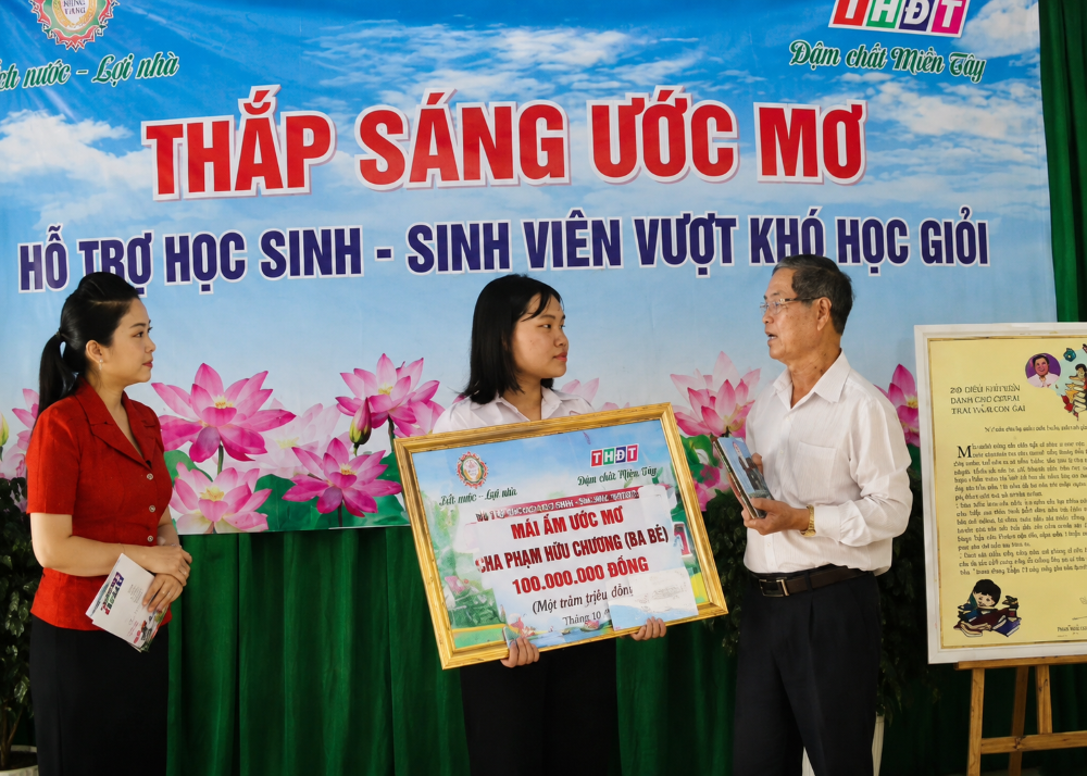Ông chủ muối sấy Huỳnh Văn Bé hỗ trợ học bổng cho sinh viên nghèo, lan tỏa tinh thần thiện nguyện và tiếp sức đến trường.