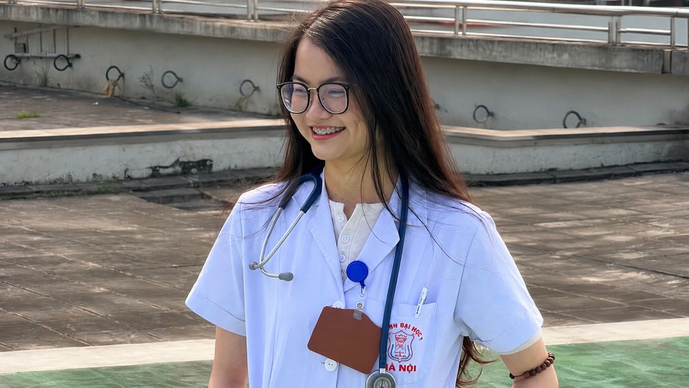 Nguyễn Minh Hiền từ nữ sinh chuyên Toán vừa đủ điểm đỗ Y Hà Nội trở thành thủ khoa đầu ra sau 6 năm học tập và nỗ lực.