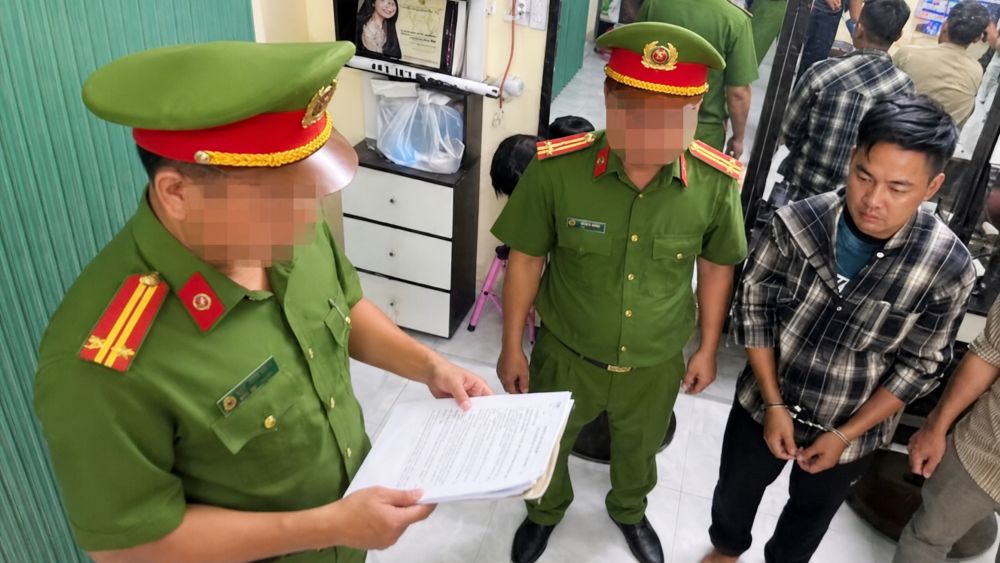 Mô tả SEO (meta description): Công an Vĩnh Long bắt khẩn cấp 4 nghi phạm bị cáo buộc khống chế người, dùng còng số 8 ép viết giấy nợ 520 triệu đồng. Xem chi tiết.