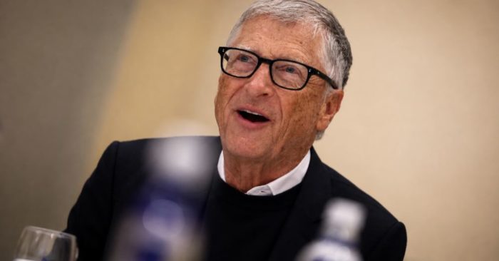 Tỷ phú Bill Gates cảnh báo AI có thể thay thế nhiều công việc trong 10 năm tới, từ việc văn phòng đến một số công việc chân tay.