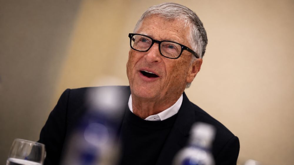 Tỷ phú Bill Gates cảnh báo AI có thể thay thế nhiều công việc trong 10 năm tới, từ việc văn phòng đến một số công việc chân tay.