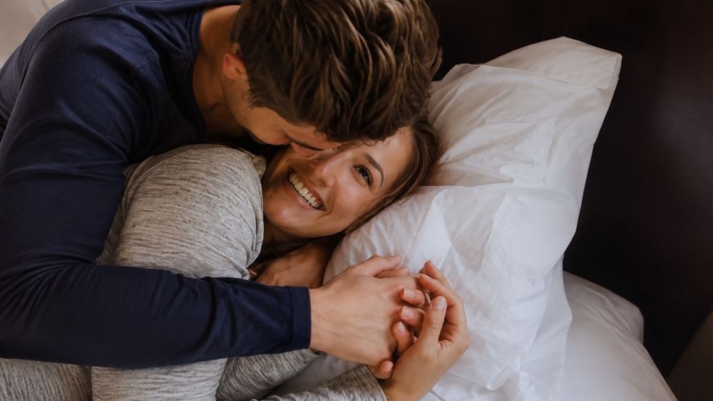 Đêm tân hôn, người vợ bất ngờ khi chồng trao sổ tài sản và nhật ký tình yêu đơn phương dành cho cô suốt nhiều năm.