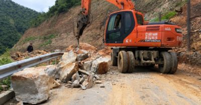 Tảng đá hàng tấn lao xuống tỉnh lộ 543D ở Nghệ An