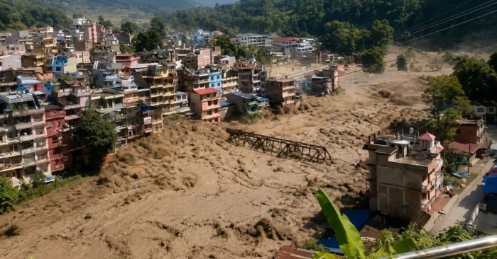 Khối băng rộng bằng 28 sân bóng đá rơi xuống, kích hoạt thảm họa kinh hoàng ở Nepal, cuốn theo dòng lũ bùn tàn phá khu dân cư.