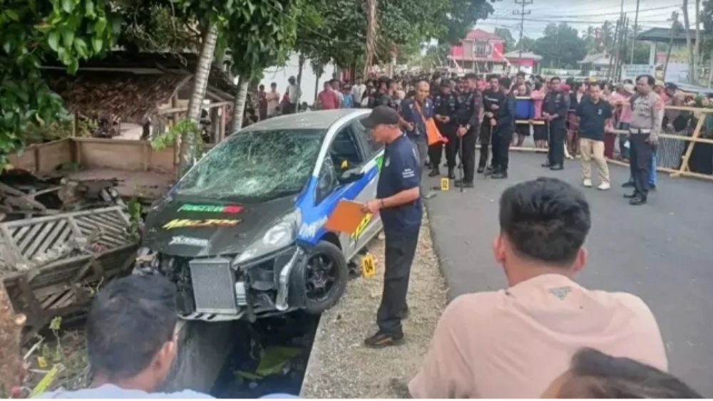Xe đua mất lái lao vào đám đông, 8 người chết