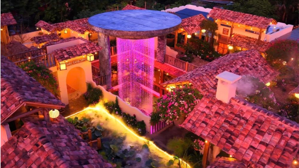 Quán cà phê sau hỏa hoạn đông khách tham quan và check-in