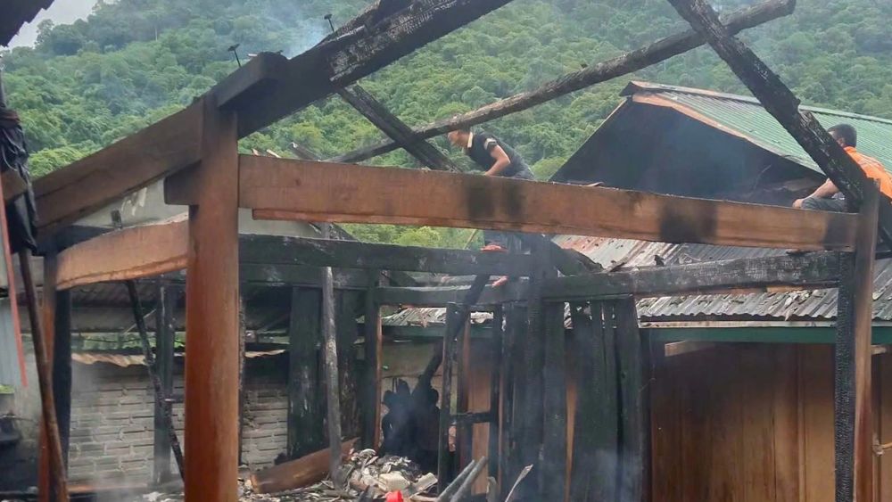 Nhà sàn bốc cháy khiến một người bị thương khi dập lửa, lực lượng chức năng hỗ trợ khắc phục hiện trường và điều tra nguyên nhân.