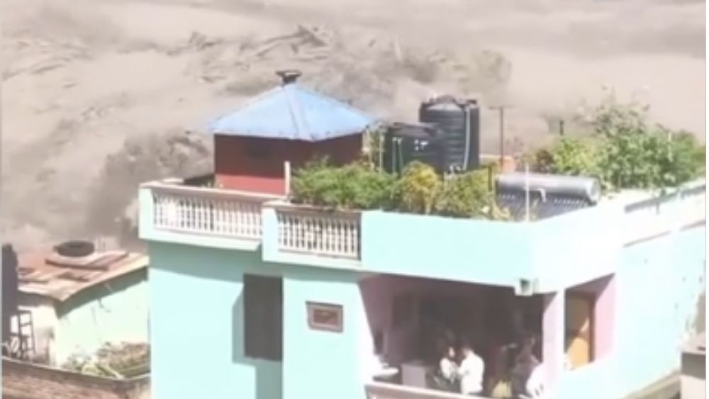 Lũ quét Nepal: Ngôi nhà hai tầng đứng vững giữa dòng lũ