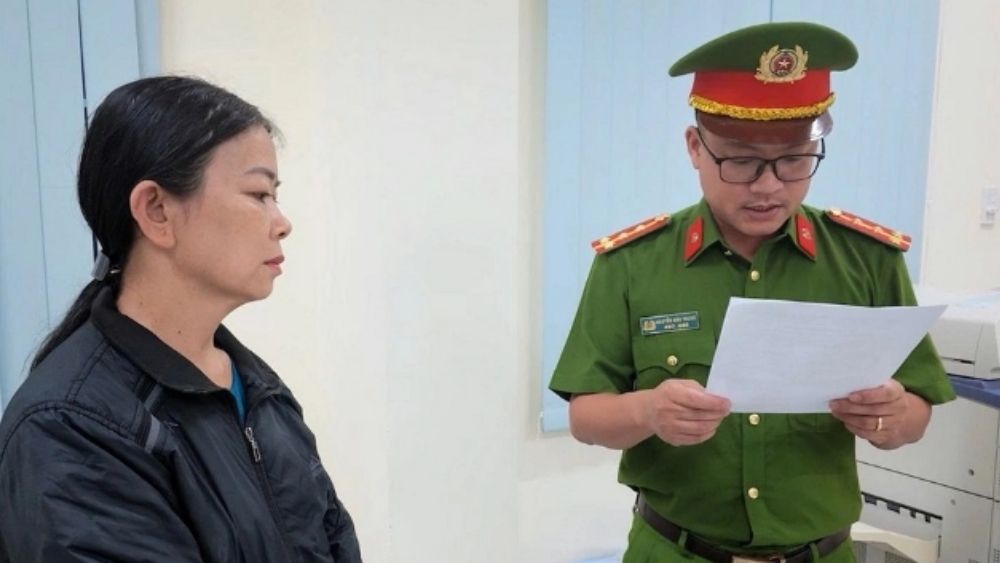 Người phụ nữ bị khởi tố vì pha cồn thành rượu bán