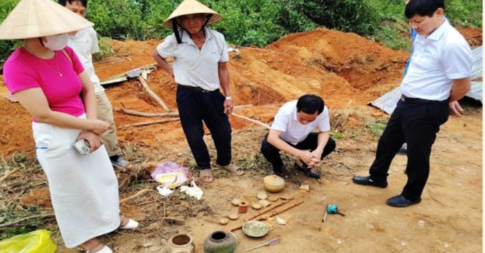 Khai quật mộ gạch cổ ở Nghệ An, phát hiện kiếm và tiền cổ