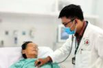 Người đàn ông ngừng tim giữa đường được bác sĩ tình cờ cứu sống