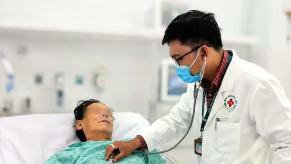 Ngừng tim giữa đường, người đàn ông được cứu sống