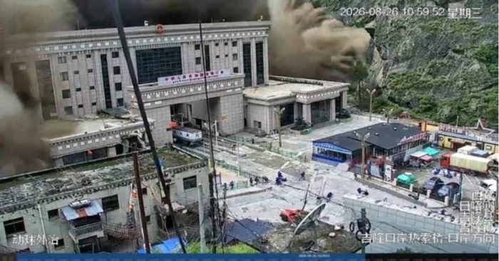 Cửa khẩu Trung Quốc biến mất sau trận lũ quét Nepal