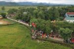 Hàng trăm người lội bùn bắt cá cầu may ở Nghệ An