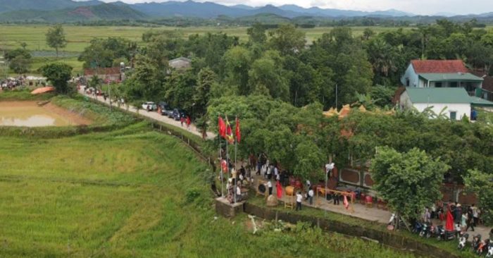 Hàng trăm người lội bùn bắt cá cầu may ở Nghệ An